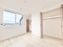 白を基調としたニュートラルな色合いが、心穏やかに過ごせる開放的な居住空間を演出します。