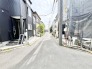 穏やかな佇まい、心地よい風が吹き抜けるような静かな道
