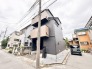 街並みに調和しながらも、洗練された配色で存在感を放つモダンな外観が日々の暮らしに落ち着きを与えます。