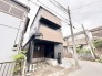 洗練された外観が街並みに静かに馴染み、落ち着いた暮らしの予感を感じさせる佇まいです。