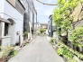 緑豊かな木々が彩る、心安らぐ小道のある住まい