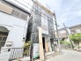 静かな街並みに調和する、穏やかな佇まい