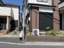 周囲の街並みと調和し、日々の暮らしに静かな安らぎをもたらす落ち着きのある佇まいです。