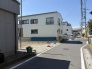 落ち着いた住宅街の雰囲気が漂い、日々の暮らしに静かな安らぎを感じられる穏やかな住環境です。