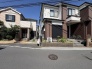 閑静な住宅街に佇む、落ち着いた色合いが周囲の景観と調和する穏やかな住まいです。