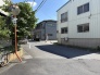 閑静な住宅街の中にあり、穏やかな時間が流れる落ち着いた周辺環境が日々の暮らしを包み込みます。