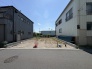 青空の下に広がる開放的な土地は、理想の住まいを形にするための新たな物語を紡ぐ場所として静かに佇んでいます。