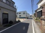 空が広く感じられる、穏やかで落ち着いた住宅街の風景が暮らしの舞台となります。