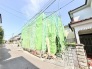 新しい住まいの誕生へ向けて、静かに整えられた敷地の様子です。