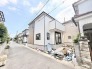 洗練されたフォルムが街並みに馴染む、落ち着きのある佇まいが魅力的な住まいです。