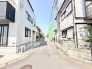 閑静な住宅街の一角にあり、落ち着いた街並みの中で穏やかな暮らしを育むことができる周辺環境です。