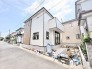 洗練された外観が周囲の街並みと調和し、日々の暮らしに心地よい落ち着きをもたらしてくれる住まいです。