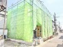 新しい住まいへと着実に形作られていく、期待が高まる建築途中の外観の様子です。