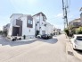 落ち着いた住宅街の中に佇み、日々の暮らしに穏やかな静寂をもたらす住まいです。