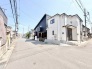 空が広く見渡せる閑静な住宅街に佇み、日々の暮らしに心地よい開放感をもたらす外観です。
