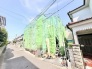 新しい暮らしの始まりを感じさせる、静かな住宅街に佇む施工現場の様子です。