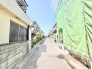 閑静な住宅街に位置しており、日々の暮らしに穏やかな落ち着きを感じさせる心地よい住環境です。