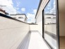 室内と外が緩やかにつながる、開放感とプライベートな時間が重なり合う心地よい空間です。