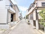 周囲の住環境と調和しながらも、落ち着いた佇まいが日常の穏やかさを感じさせる住宅街の風景です。