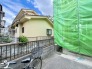 周辺環境に溶け込み、穏やかな時間が流れる落ち着いた住まいの外観です。