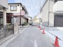 周辺環境の落ち着きと、穏やかな日常の気配を感じさせる住宅街の風景です。