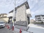 洗練された石目調の外壁が、街並みに落ち着きと深みをもたらす美しい住まいです。