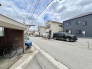 空が広く見渡せる穏やかな住宅地で、落ち着いた日常を過ごせる心地よい環境が広がっています。