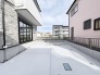 建物同士の間にゆとりを持たせた、落ち着きと開放感を感じる住まいのアプローチです。
