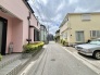 周辺の建物と穏やかに調和し、日々の生活を優しく包み込むような落ち着いた街並みが広がっています。