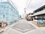 落ち着いた住宅街の雰囲気が漂い、日々の暮らしに静かな安らぎをもたらす整った街並みです。