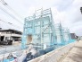 新しい暮らしの始まりを感じさせる、静かな街並みに馴染む建築現場の風景です。