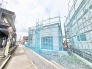 新しい生活の始まりを予感させる、穏やかな環境に佇む建築中の建物です。