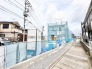 新しい暮らしの土台が築かれていく、静かな住宅街での建築風景が日常の中に溶け込んでいます。