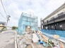 静かな街並みに溶け込みながら、着実に理想の形へと育まれていく新しい住まいの表情。