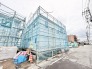 新しい暮らしが整うその日に向けて、静かに期待が高まる建設中の現地外観です。
