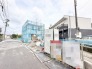 新しい暮らしの舞台となる、静かな住宅街に溶け込むこれからの街並みを体感できる場所です。