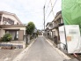 穏やかな季節を感じさせる、落ち着いた街並みが広がります。