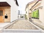 住まいと住まいの間にゆとりを持たせ、プライベートな時間を感じさせる整えられた敷地空間。