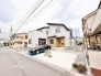 木目のアクセントが温もりを感じさせ、周囲の街並みに調和する洗練された佇まいです。
