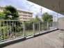 窓の外に広がる豊かな緑が、日々の暮らしに穏やかな安らぎと季節の移ろいを感じさせてくれます。