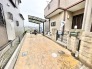 敷石が描く暖かなアプローチ、静かな佇まい。