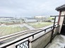 広がる田園風景と、穏やかな空が広がる心地よい眺め。