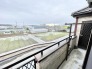 広がる田園風景を眺めながら、心地よい風を感じる暮らし