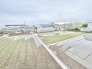 広がる緑と穏やかな空が、心地よい風を運んでくるようです。