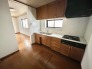 木目の温かみと、ゆったりとした空間の広がりを感じる住まい。