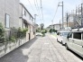 穏やかな住宅街に位置し、日々の暮らしに寄り添う落ち着いた空気感が流れる住環境です。
