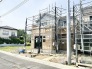 新しい暮らしの始まりを感じさせる、静かな環境に佇む建設中の住まい。