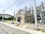 新しい暮らしの土台が静かに形作られていく、閑静な住宅街の風景です。