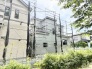 周辺環境に調和する落ち着いた佇まいと、確かな品質で丁寧に仕上げられていく住まいの表情。