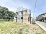 落ち着いた住宅街の風景に溶け込む、新しく立ち上がる住まいの健やかな佇まい。